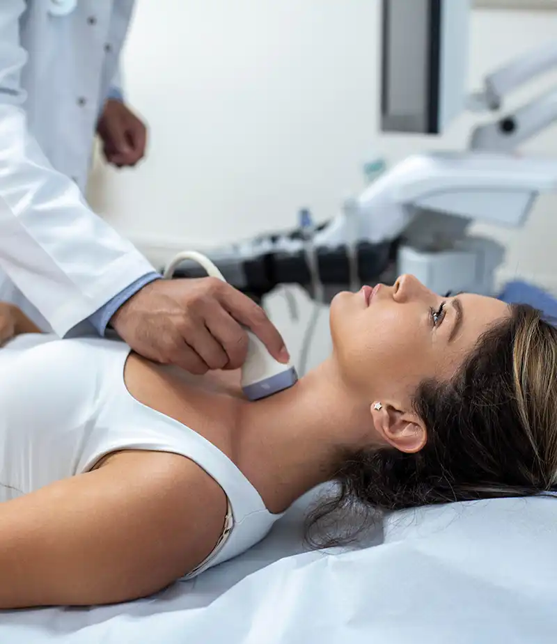 Ein Endokrinologe führt in einer Ultraschallpraxis eine Ultraschalluntersuchung bei einer Patientin durch. Ultraschalldiagnostik der Schilddrüse